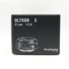 Voigtländer Ultron 27mm F2 Objektiv in schwarzer Verpackung.