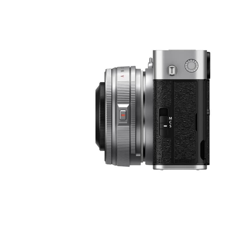 Fujifilm X-E5 Kamera mit XF23mm F2.8 R WR Objektiv, silber.
